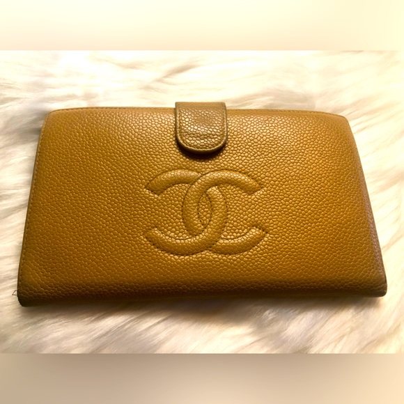 CHANEL CC Logo Caviar Skin Wallet - Picture 3 of 16